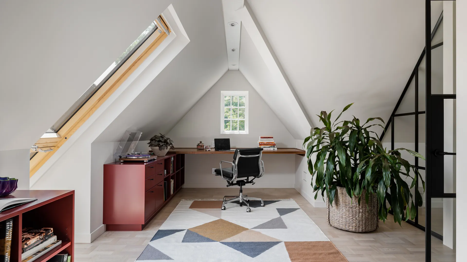 Crowded Home Offices: Simplify Furniture and Improve Workflow