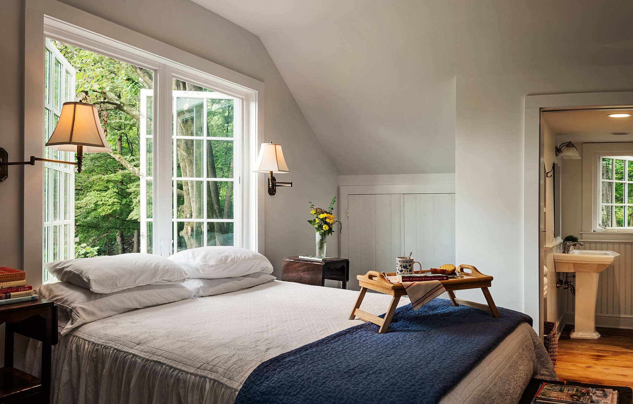 Small Guest Rooms: Add Comfort Without Extra Furniture